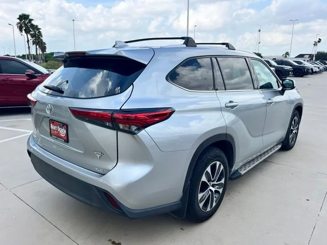 Used 2021 Silver Toyota XLE image 8