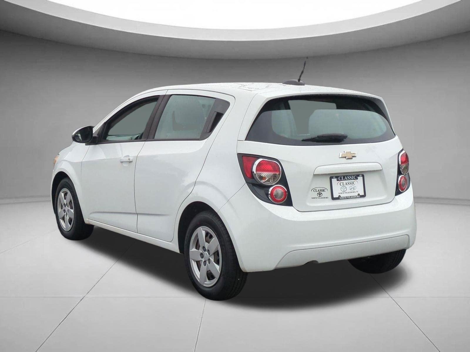 Used 2016 Summit White Chevrolet LS image 3