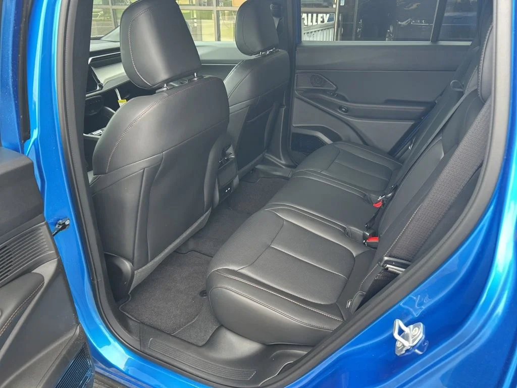 New 2026 Hydro Blue Pearl-Coat Exterior Paint Jeep Limited image 11