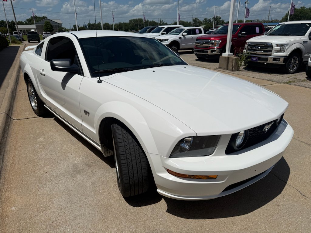 Used 2006 Performance White Clearcoat Ford GT Premium image 9