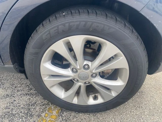 Used 2016 Blue Kia Plus image 9