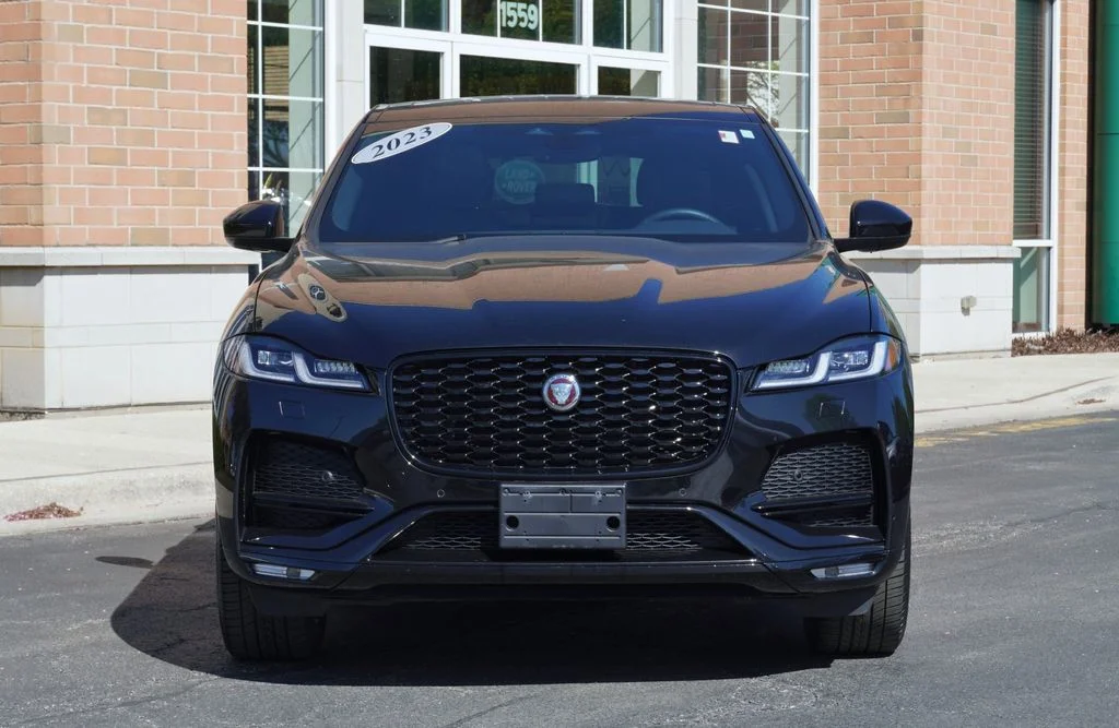 Used 2023  Jaguar P250 S image 3