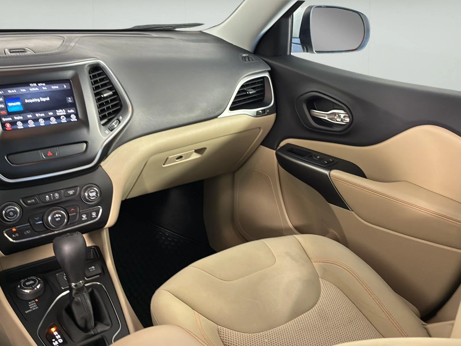 Used 2019 Bright White Clearcoat Jeep Latitude image 13
