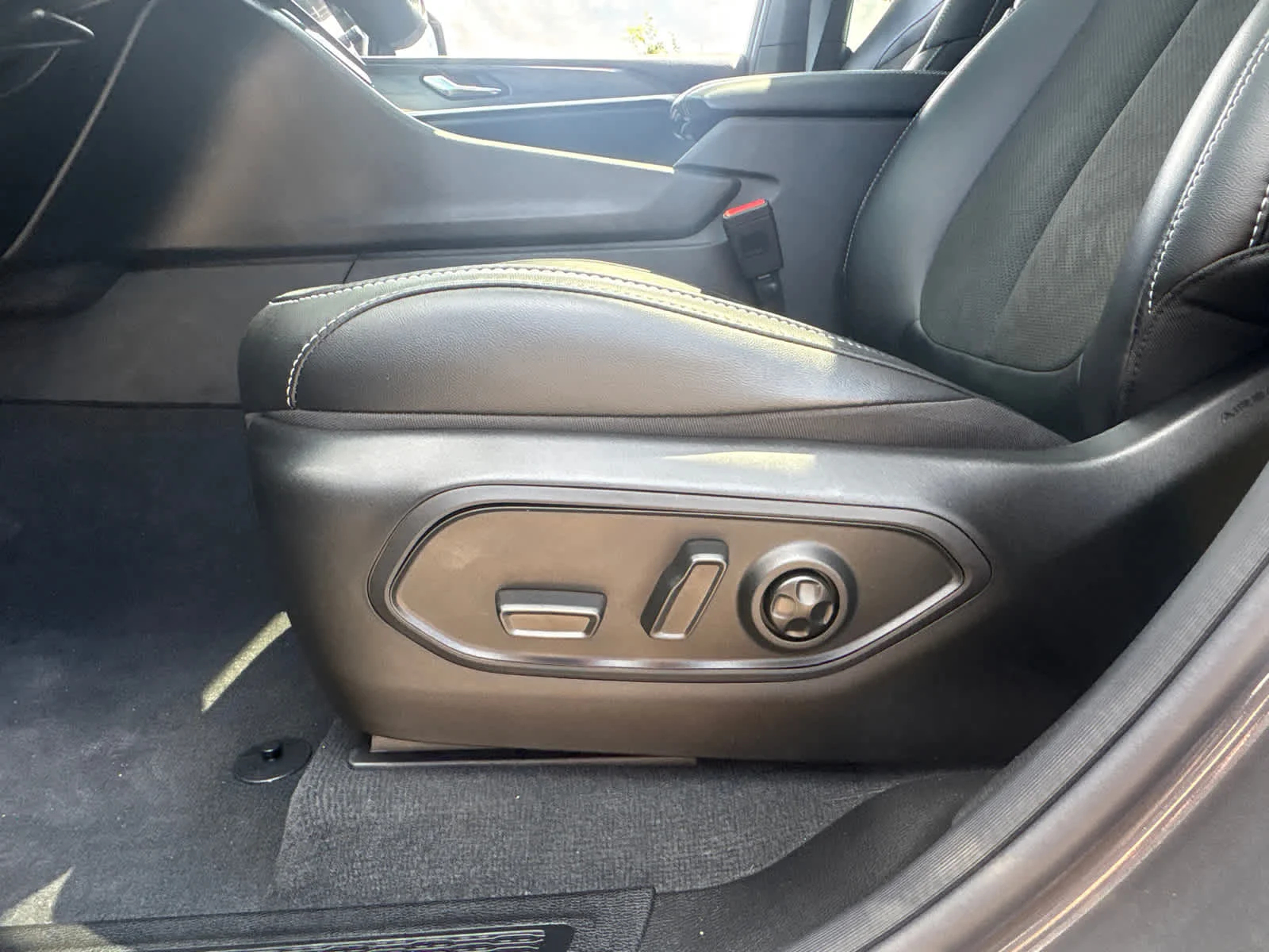 New 2026 Baltic Gray Metallic Clear-Coat Exterior Paint Jeep Laredo Altitude image 21