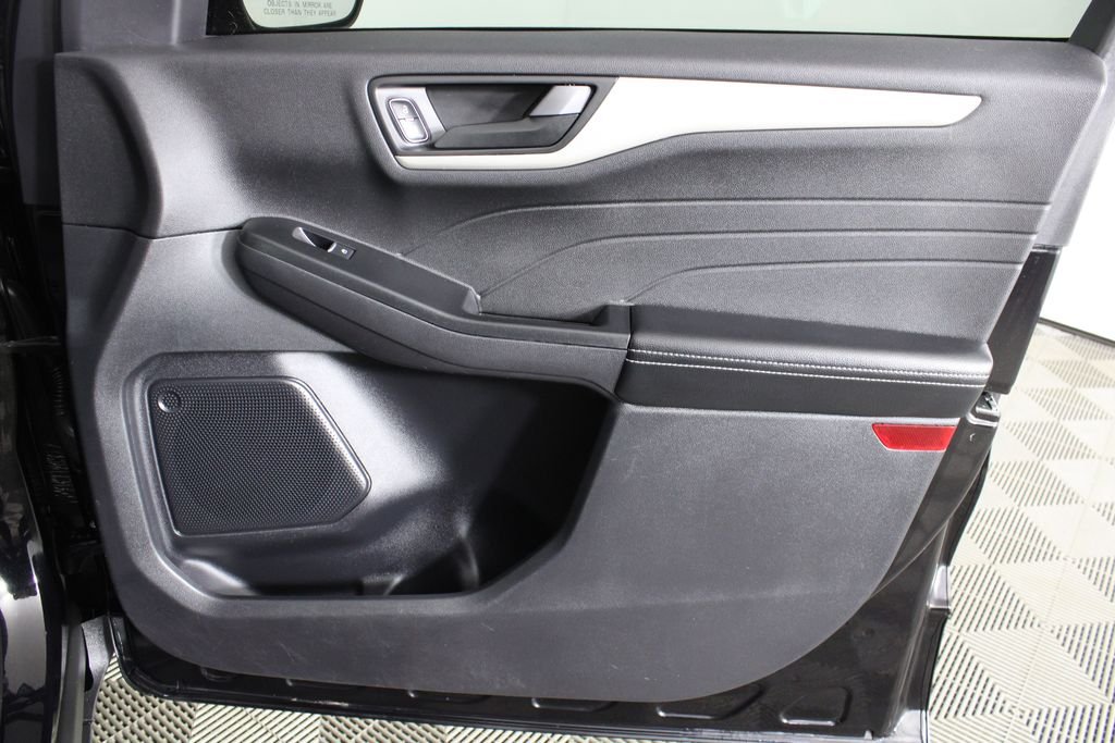 Used 2022 Black Ford SE image 9
