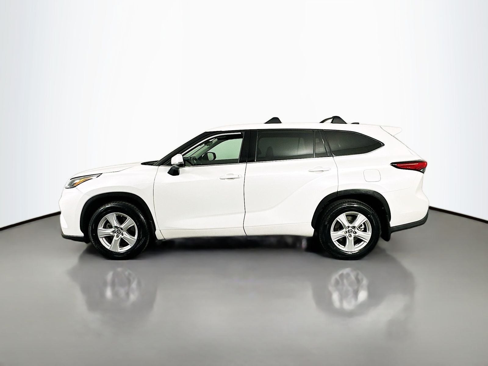 Used 2022 Pearl Toyota LE image 5
