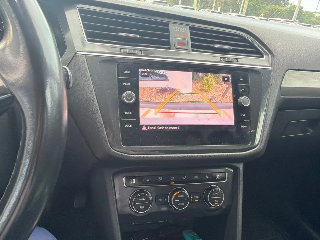 Used 2018 White Silver Volkswagen 2.0T SEL image 3