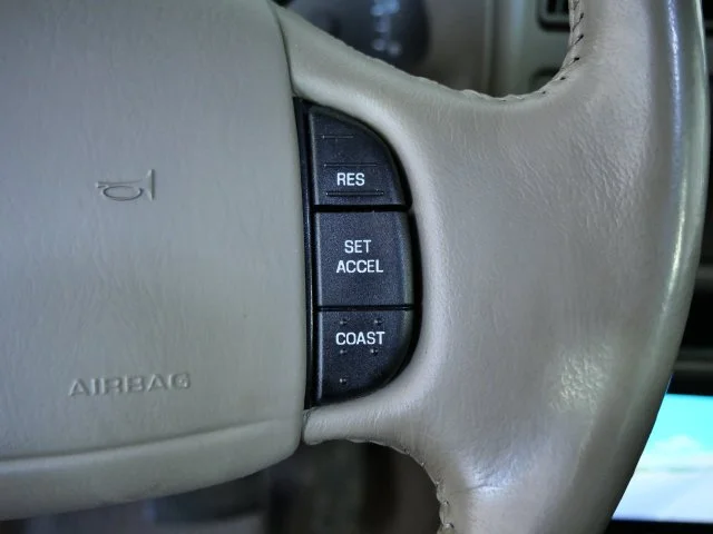 Used 2000 Green Ford Limited image 23
