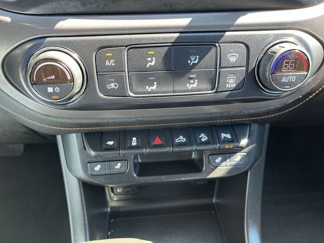 Used 2021 SUMMIT WHITE GMC 4WD AT4 w/Leather image 17