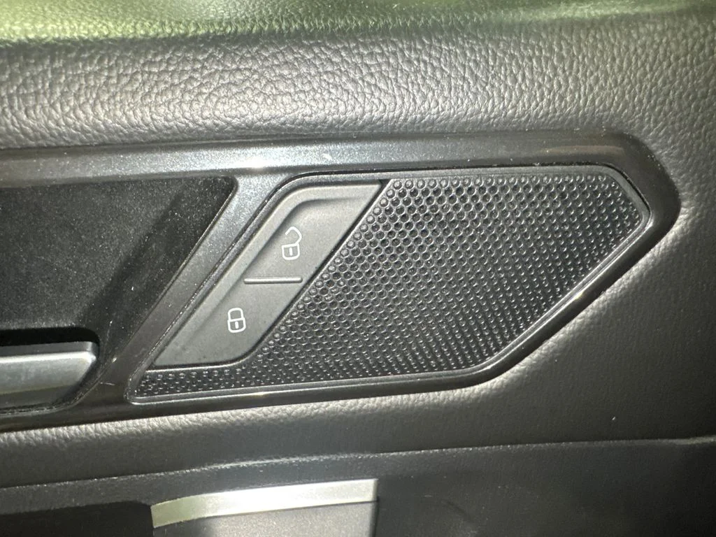 Used 2024  Volkswagen SE image 15
