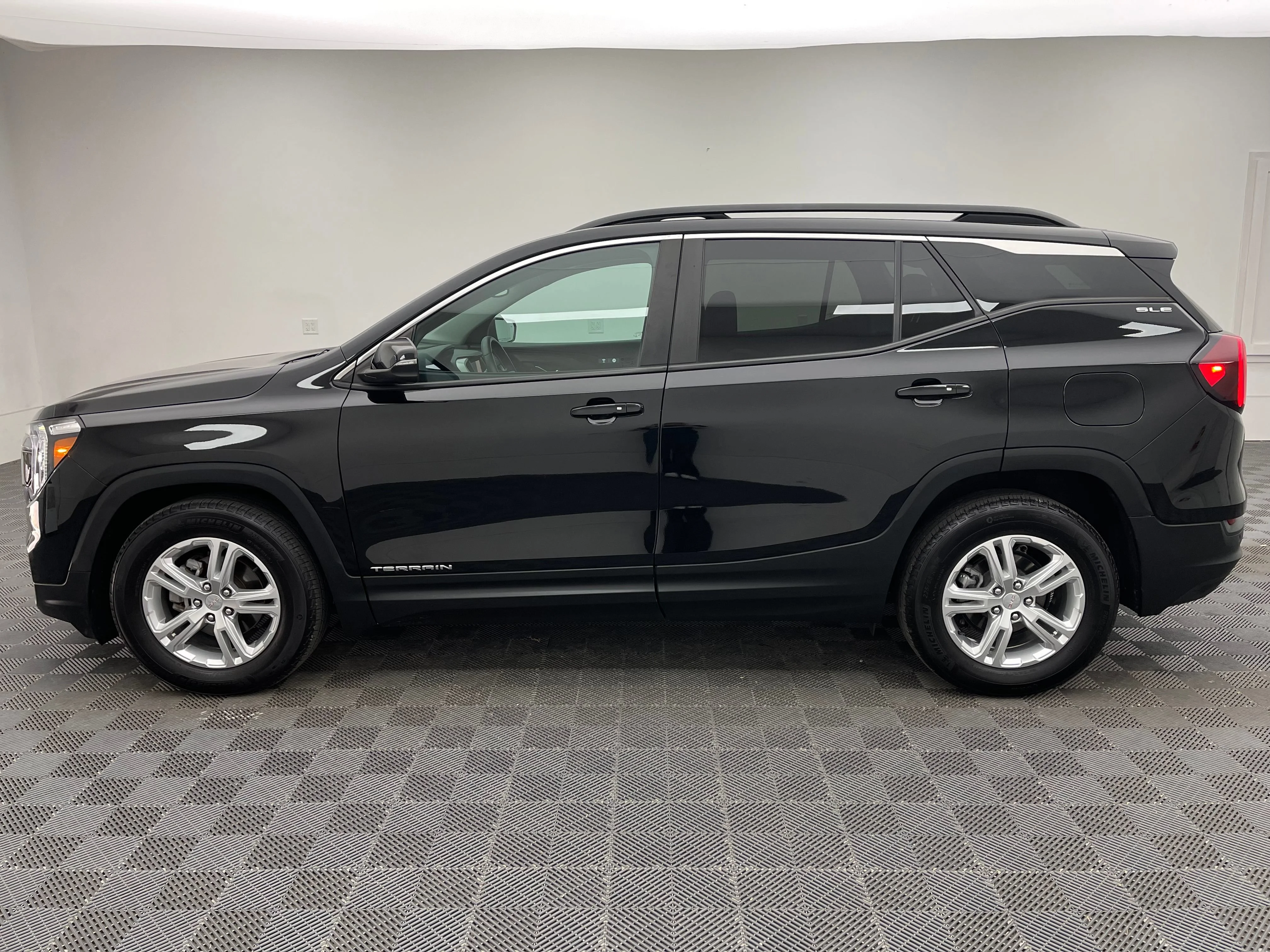 Used 2022 Ebony Twilight Metallic GMC SLE image 13