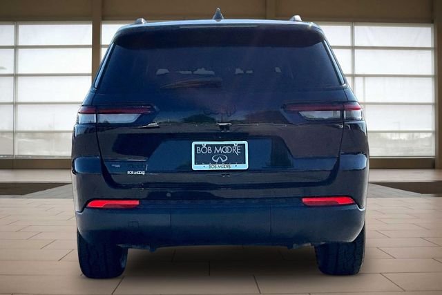 Used 2022 Black Jeep Altitude image 4
