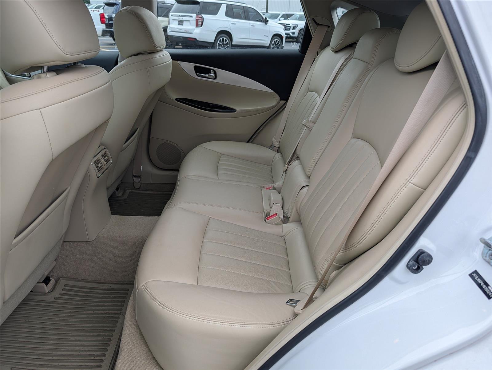 Used 2017 Majestic White INFINITI RWD image 30