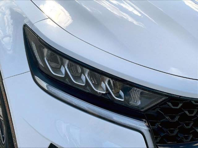 Used 2023 White Kia S image 34