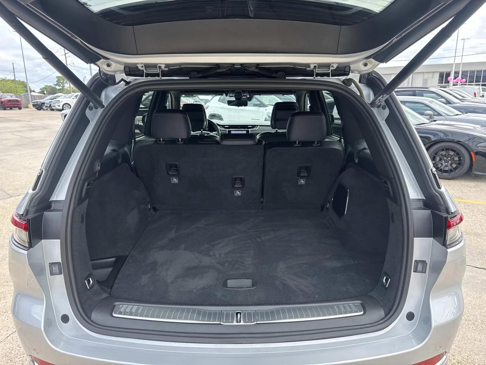 Used 2022 Silver Zynith Jeep Overland image 8