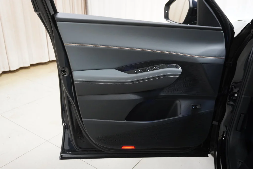 New 2027 Deep Black Volkswagen SE w/Technology image 26