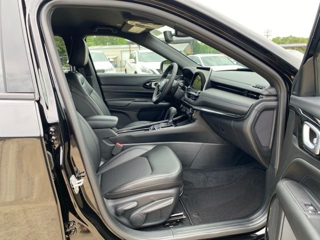 New 2026 Diamond Black Crystal Pearl-Coat Exterior Paint Jeep Latitude image 14