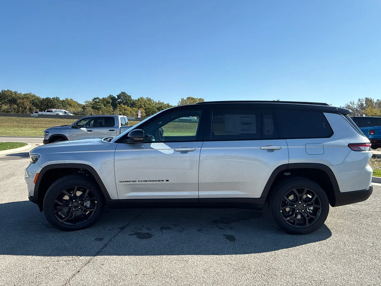 New 2025 Silver Zynith Exterior Paint Jeep Limited image 5