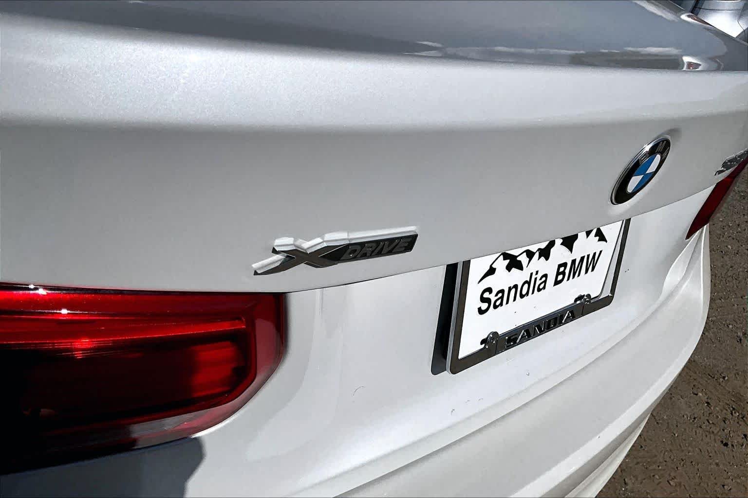 Used 2018 Mineral White Metallic BMW 320i xDrive image 27
