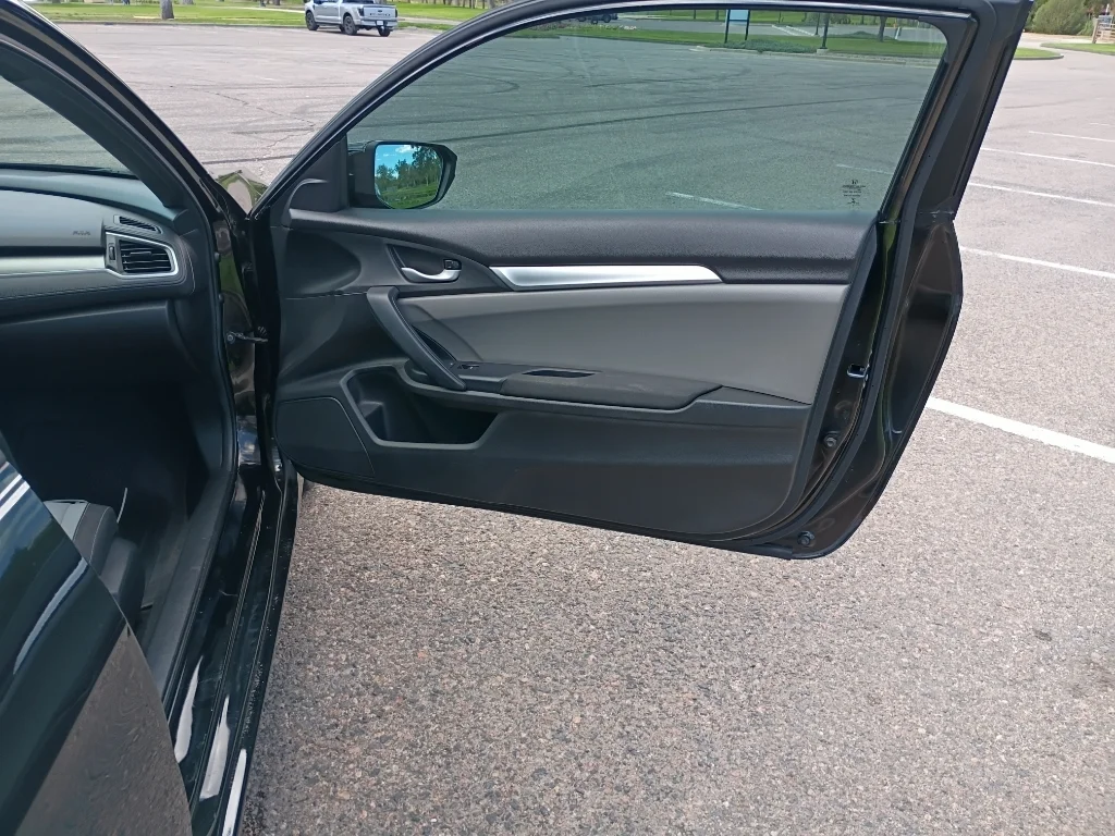Used 2018 Crystal Black Pearl Honda LX-P image 9