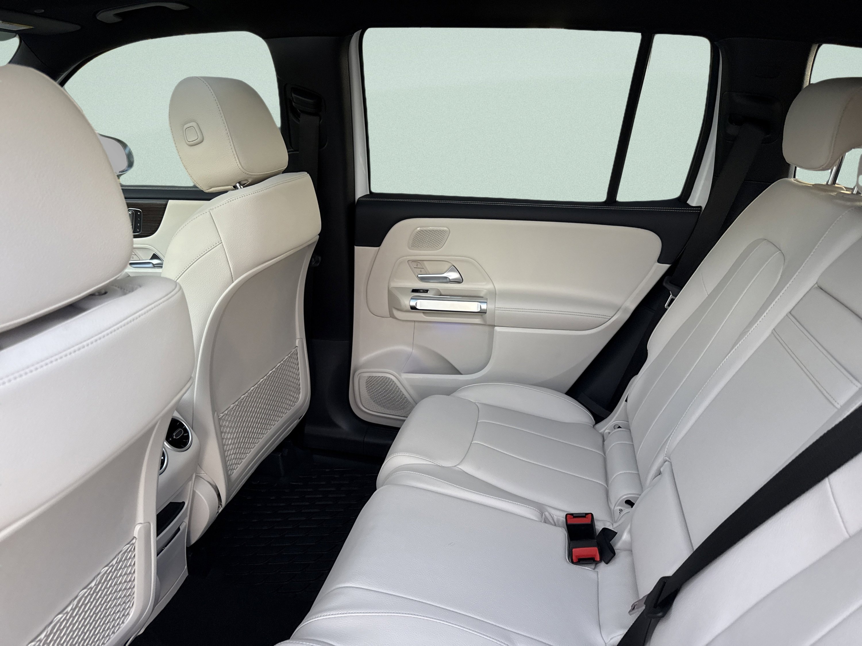 New 2026 Polar White Mercedes-Benz GLB 250 image 28