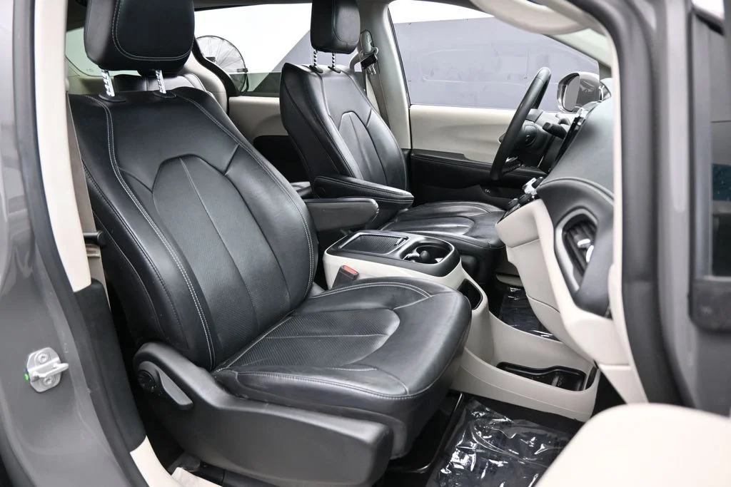 Used 2022 Ceramic Gray Clearcoat Chrysler Touring L image 49