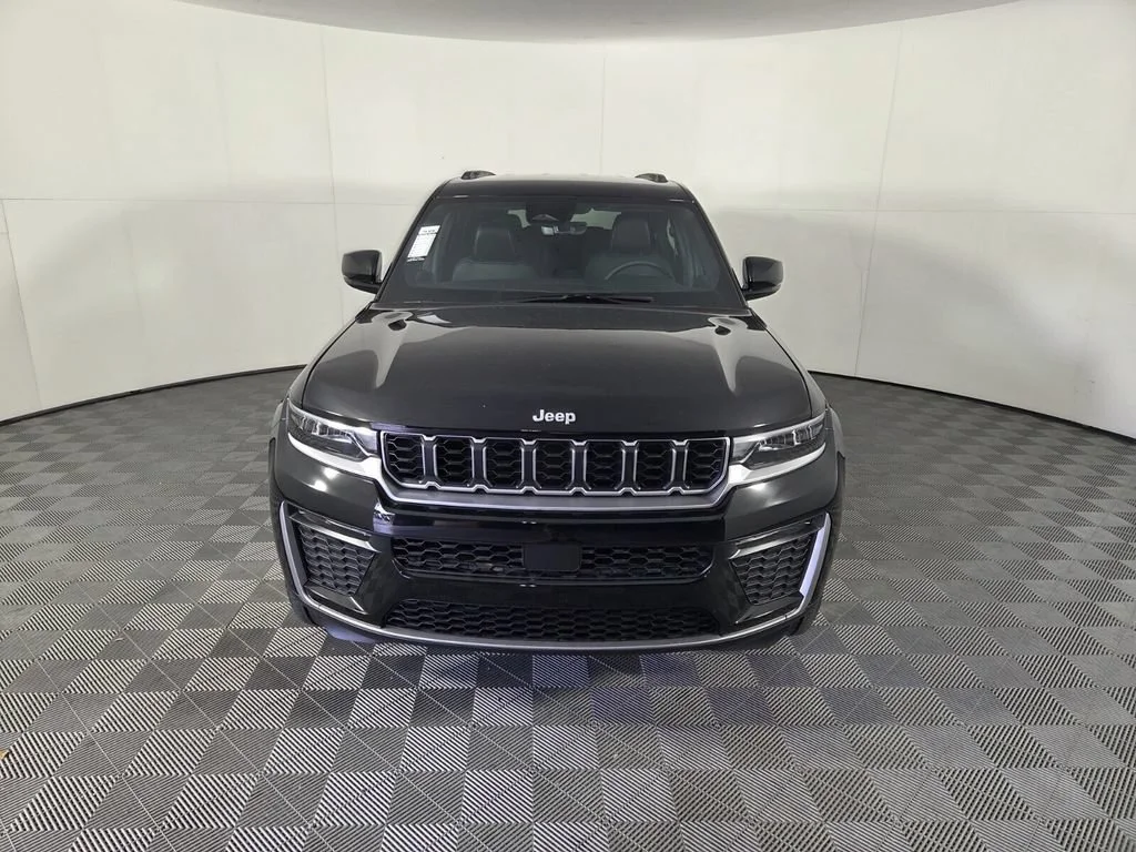 New 2026 Diamond Black Crystal Pearl-Coat Exterior Paint Jeep Limited image 3