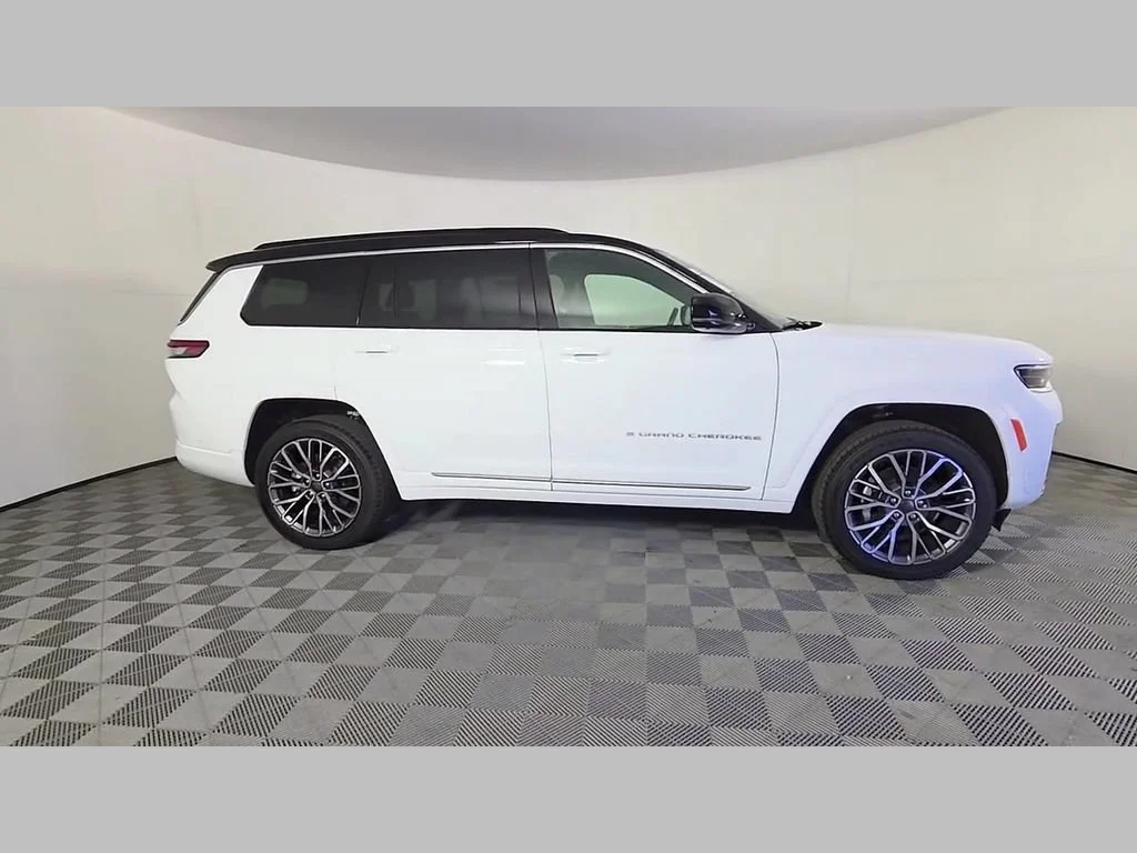 New 2026 Bright White Clear-Coat Exterior Paint Jeep Summit image 22