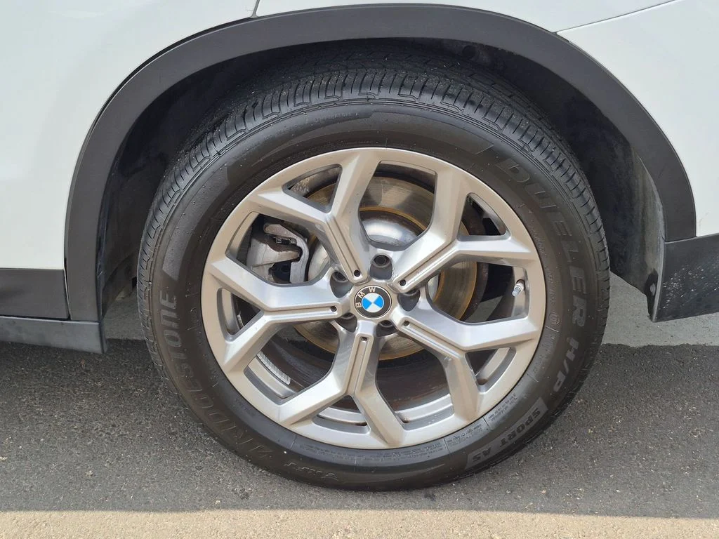 Used 2024 White BMW sDrive30i image 31