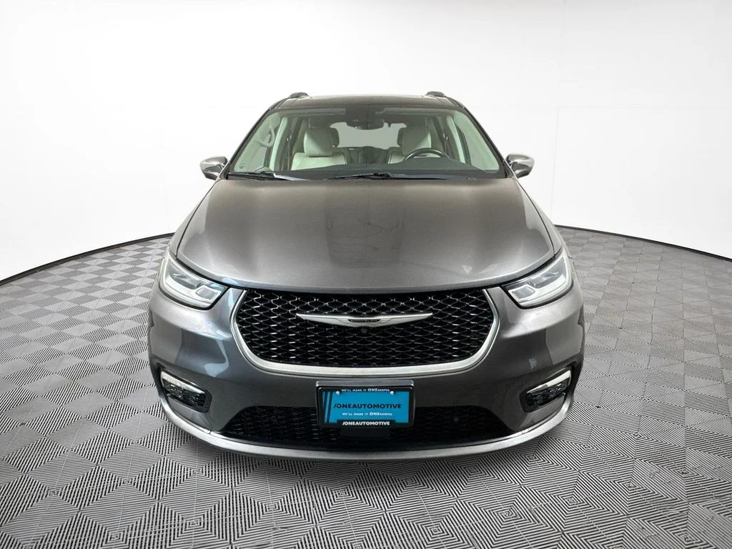 Used 2021 Crystal Metallic Chrysler Limited image 3