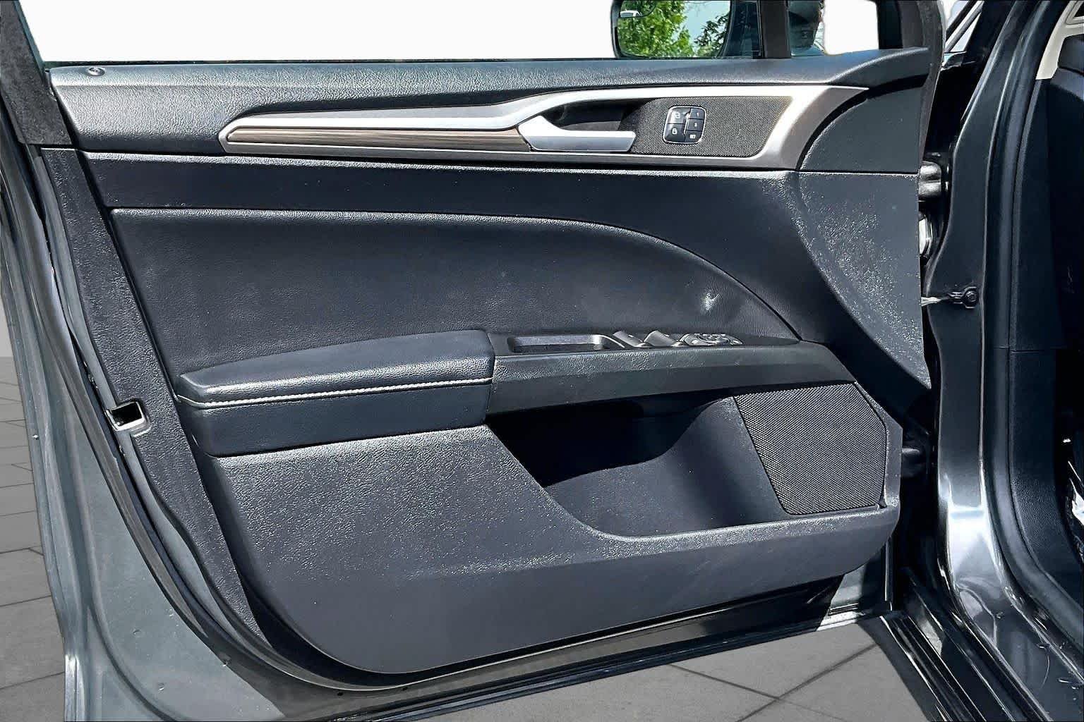 Used 2018 Magnetic Ford SE image 22