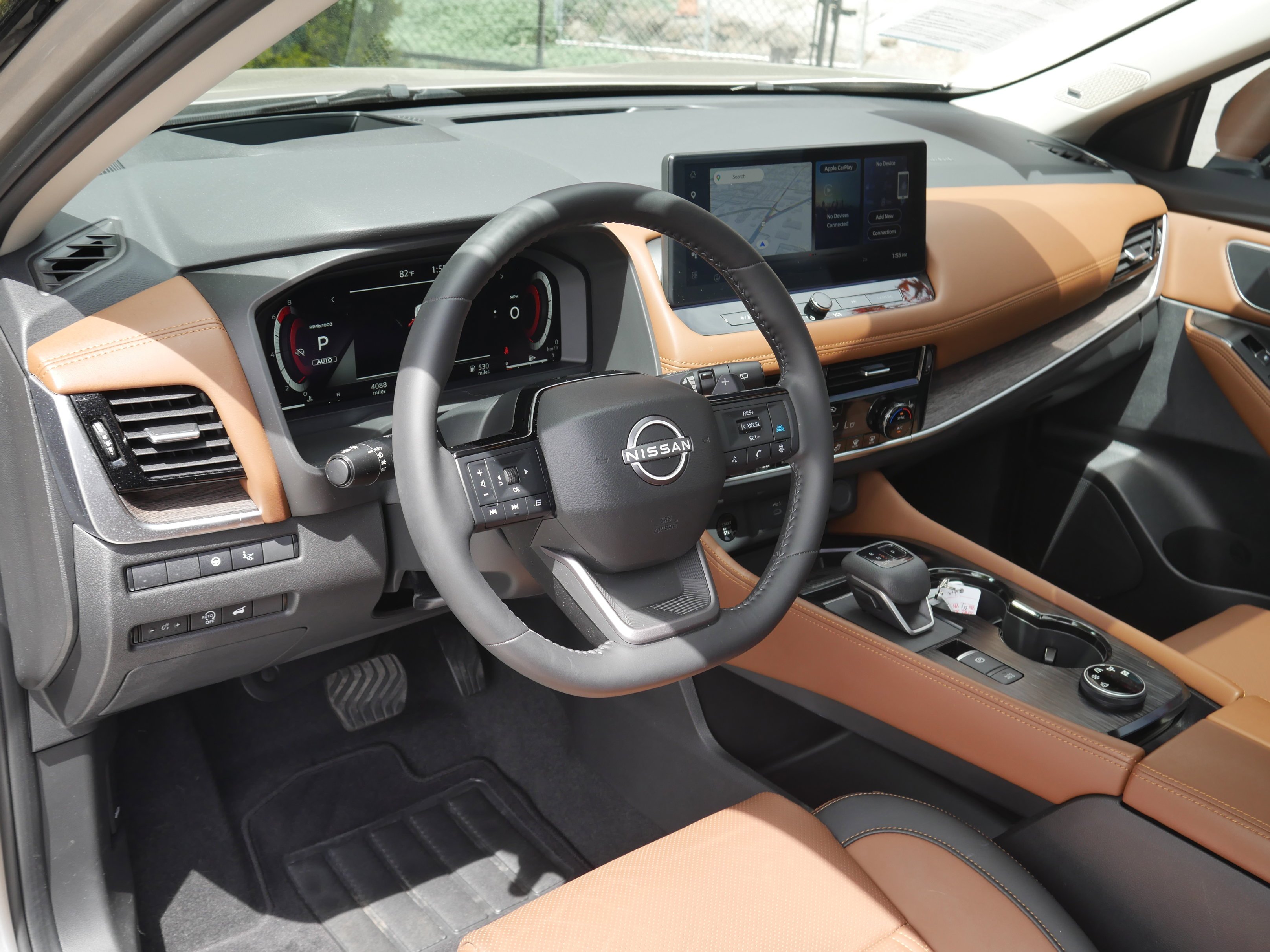 Certified Used 2025 Champagne Silver Metallic/Super Black Nissan Platinum image 4