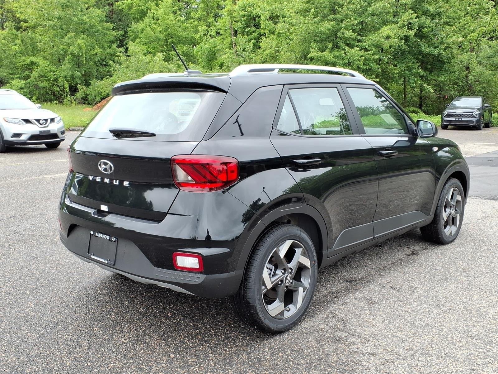 Certified Used 2025 Onyx Black Hyundai SEL image 4
