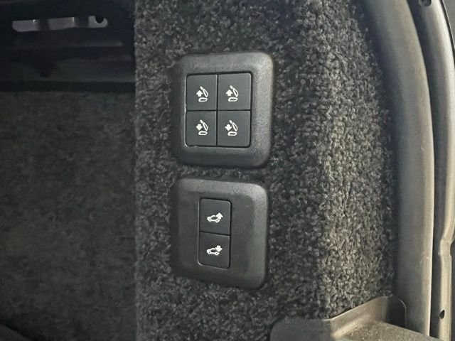 Used 2018 White Land Rover HSE image 26
