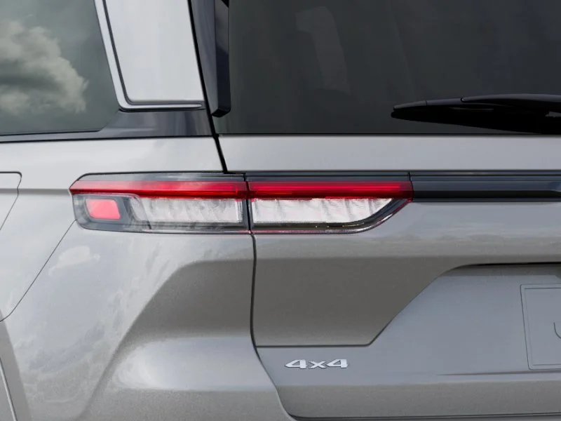 New 2026 Silver Zynith Exterior Paint Jeep Limited Reserve image 9