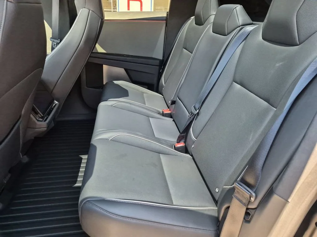 Used 2025  Tesla Long Range image 25