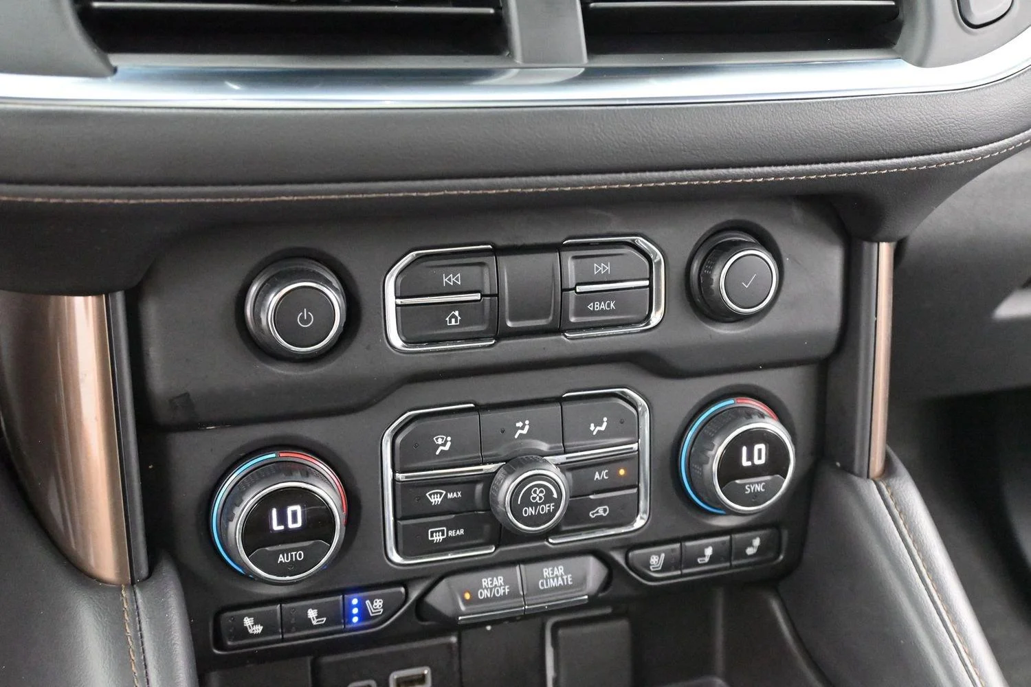 Used 2021 IRIDESCENT PEARL TRICOAT Chevrolet High Country image 19