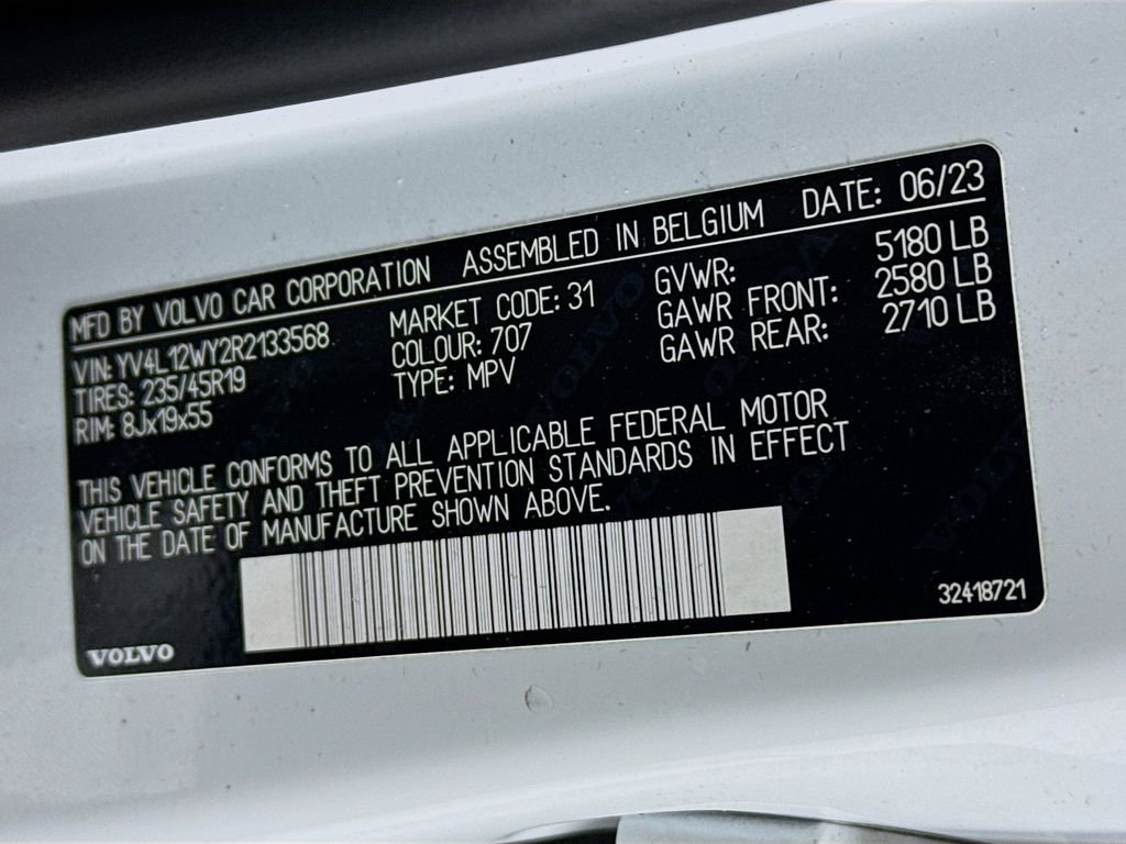 Used 2024 White Volvo B5 Plus image 33