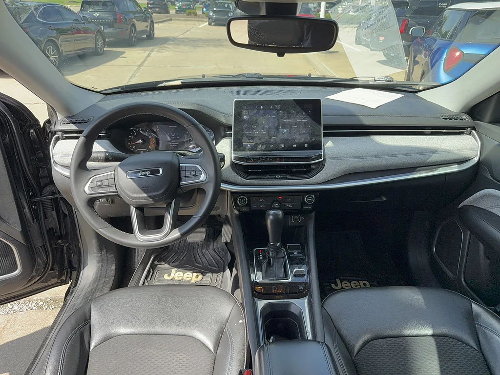 Used 2022 Diamond Black Crystal Pearl Coat Jeep Latitude image 7
