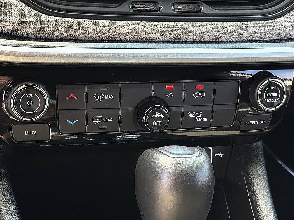Used 2024 Bright White Clearcoat Jeep Latitude image 14