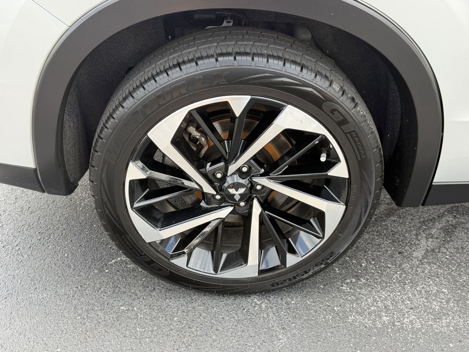 Used 2024 Alloy Silver Metallic Mitsubishi SE image 33