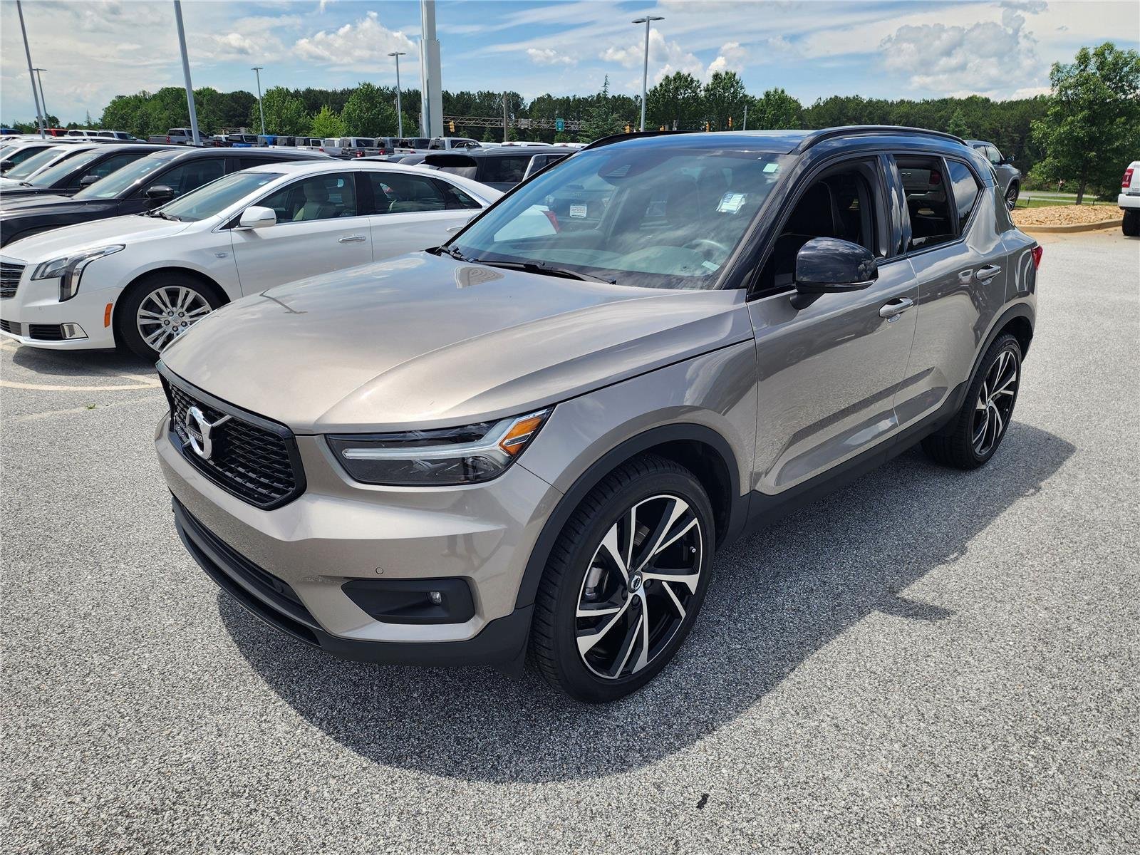 Used 2022 Pebble Grey Metallic Volvo R-Design image 3
