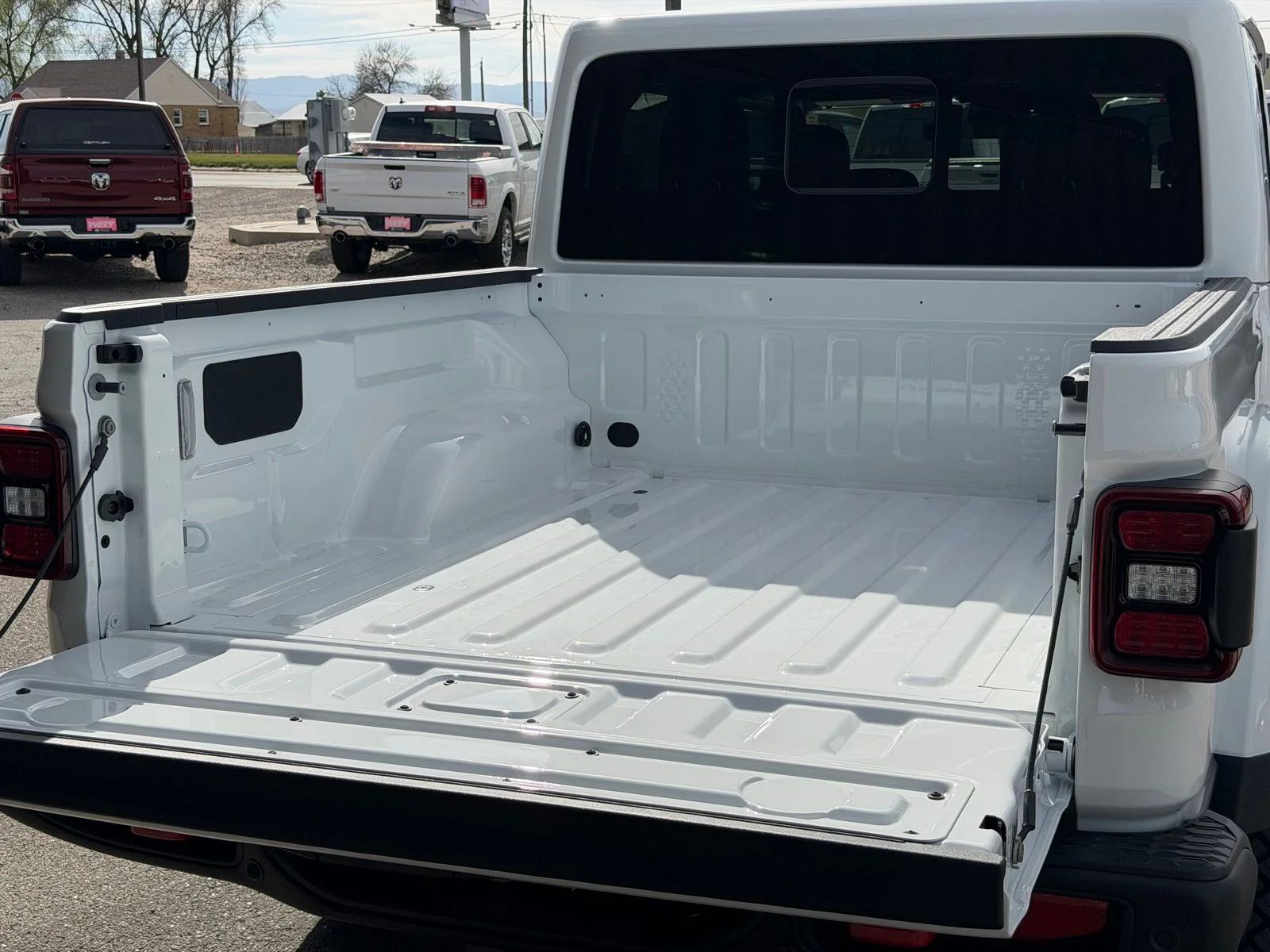 New 2026 Bright White Clear-Coat Exterior Paint Jeep Rubicon X image 9