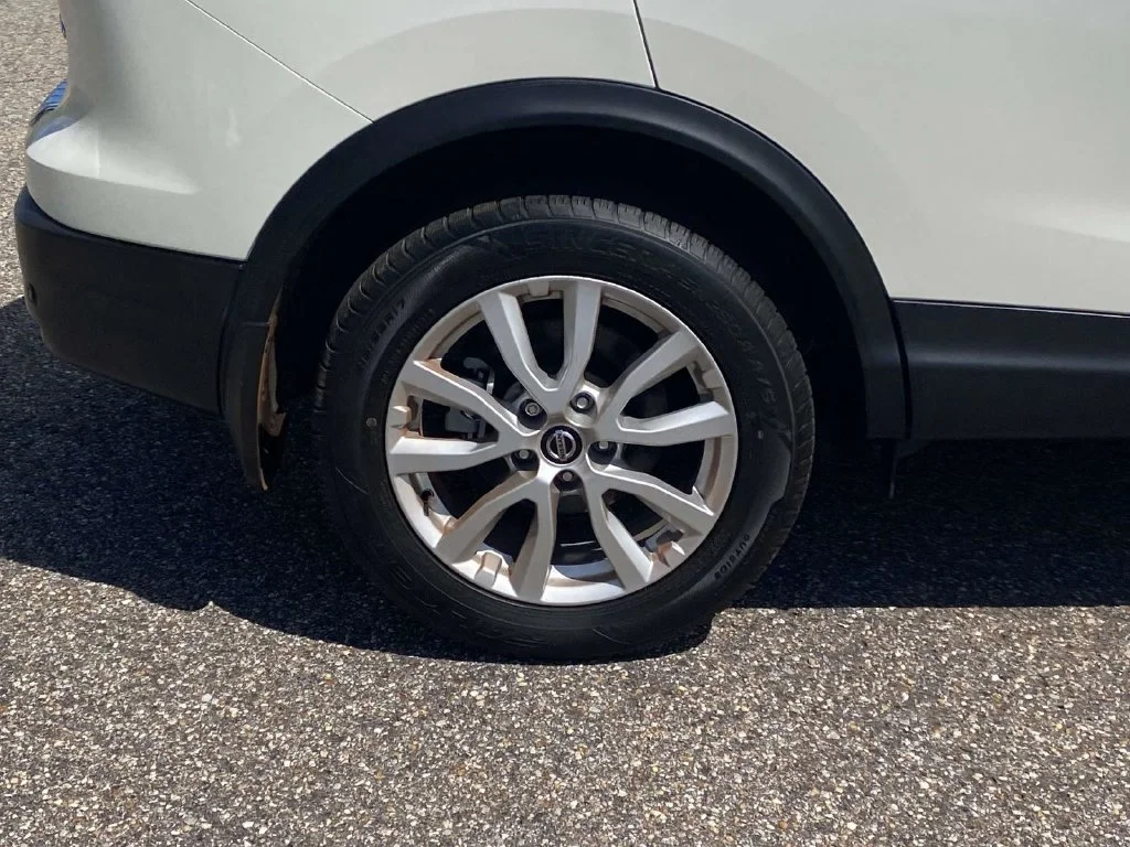 Certified Used 2022 White Nissan SV image 11