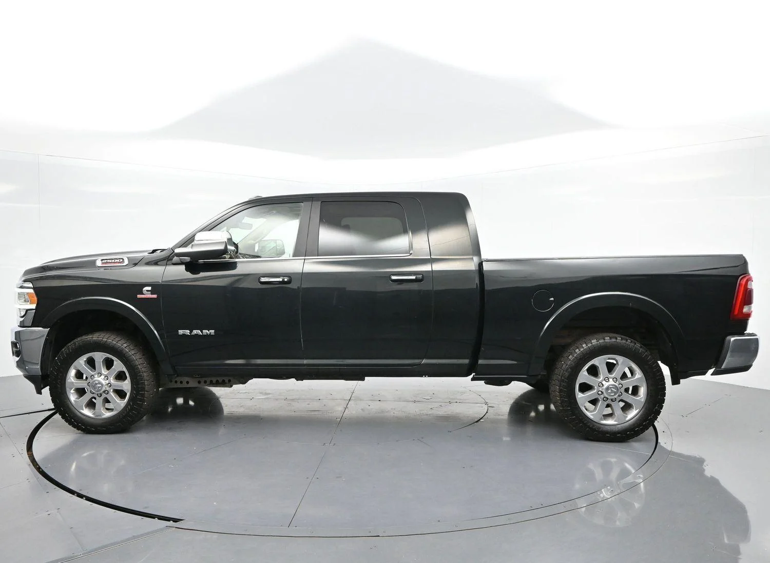 Used 2019 Black Forest Green Pearlcoat Ram Laramie image 4