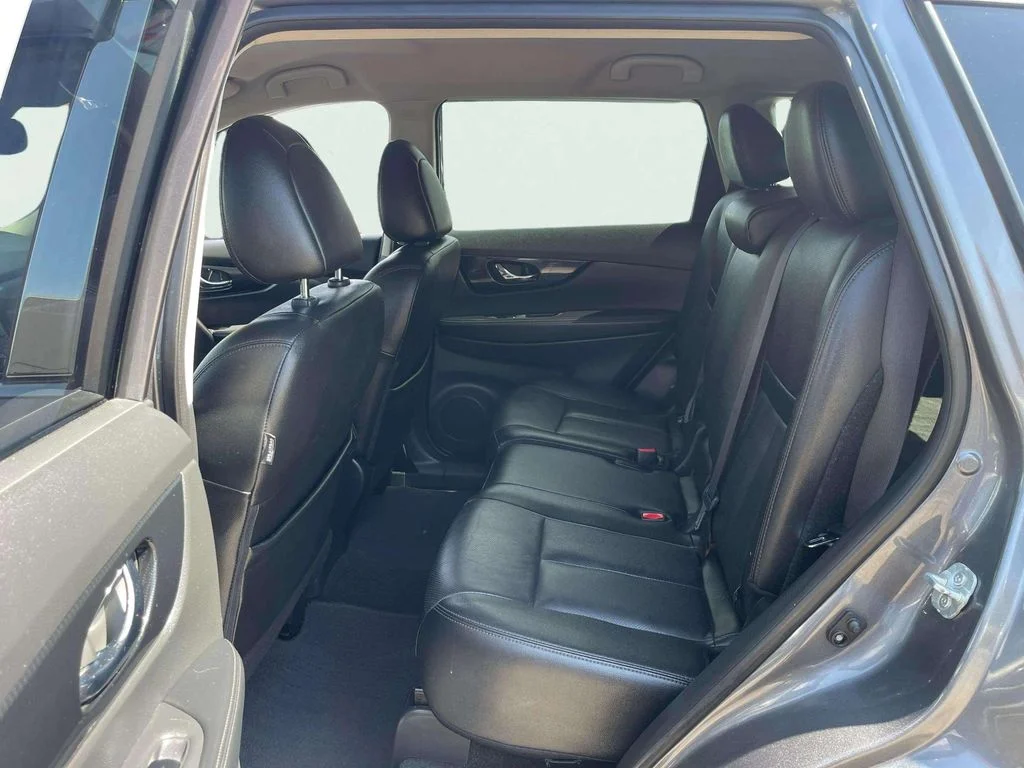 Used 2018 Gun Metallic Nissan SL image 24