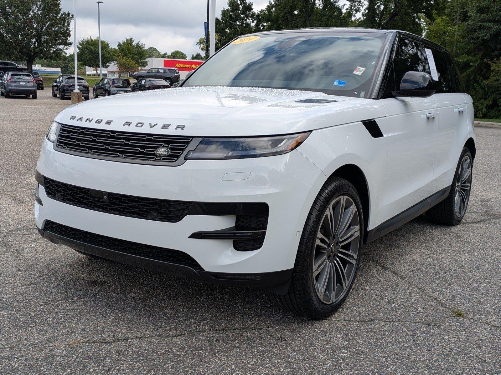 Used 2024 Fuji White Land Rover SE image 8