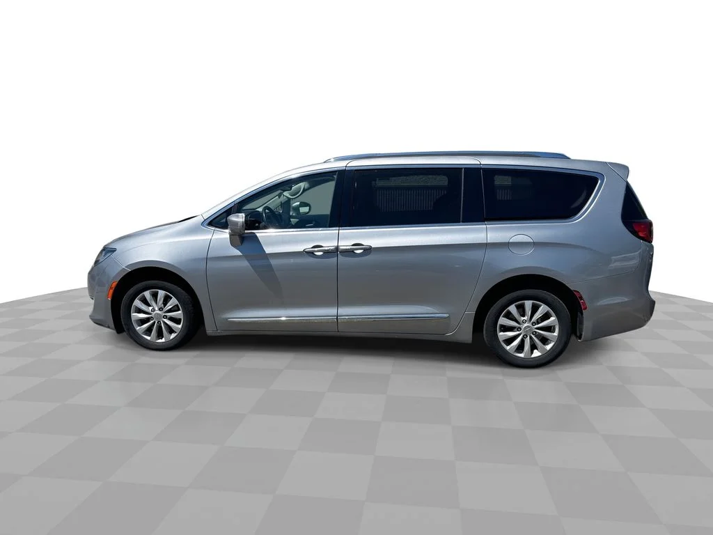 Used 2018 Silver Chrysler Touring L image 4