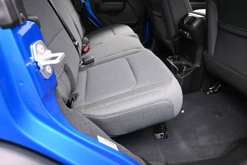 Used 2025 Hydro Blue Pearl Coat Jeep Sport S image 34