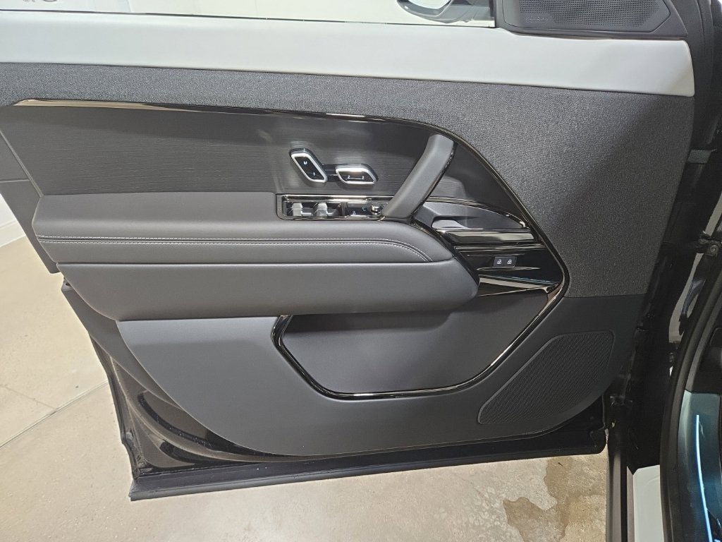 New 2027 Santorini Black Land Rover Dynamic SE image 23